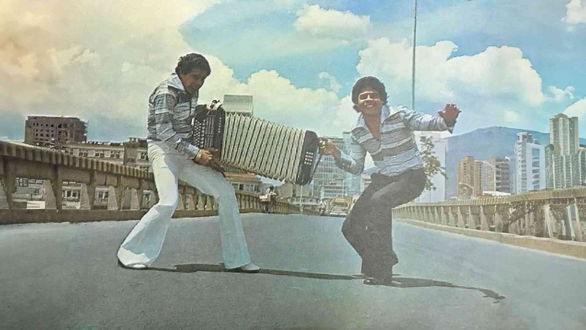 Adanies Diaz y Ismael Rudas sosteniendo un acordeon