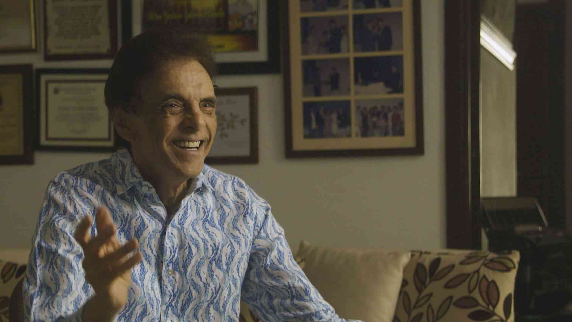 Gustavo Gutierrez riendo 