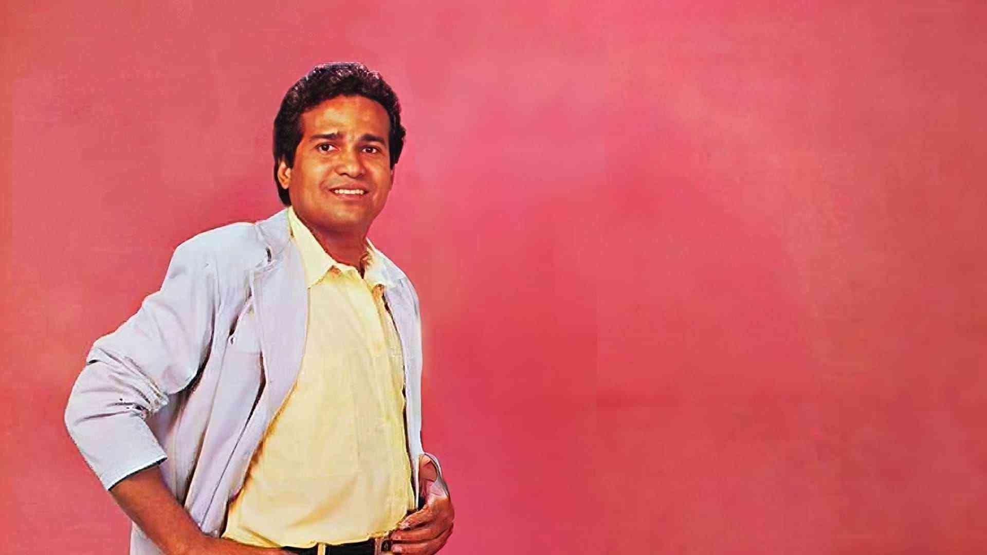 Limedes Romero sonriendo para una foto con fondo rosado